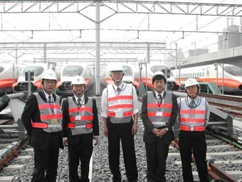 写真　開業直前の台湾新幹線と技術者たち（左端が田中氏）